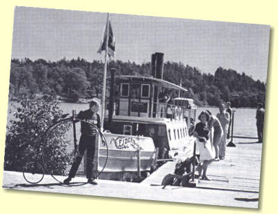 Första PR-vykortet: Ejdern och höghjulig cykel - båda från 1880 - fotograferade vid Drottningholm.